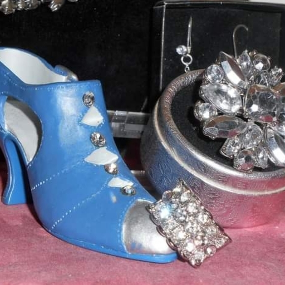 Rhinestone Fashion Ring - Picture 4 of 9